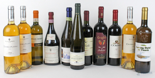 Lotto di undici bottiglie di vino bianco e rosso.