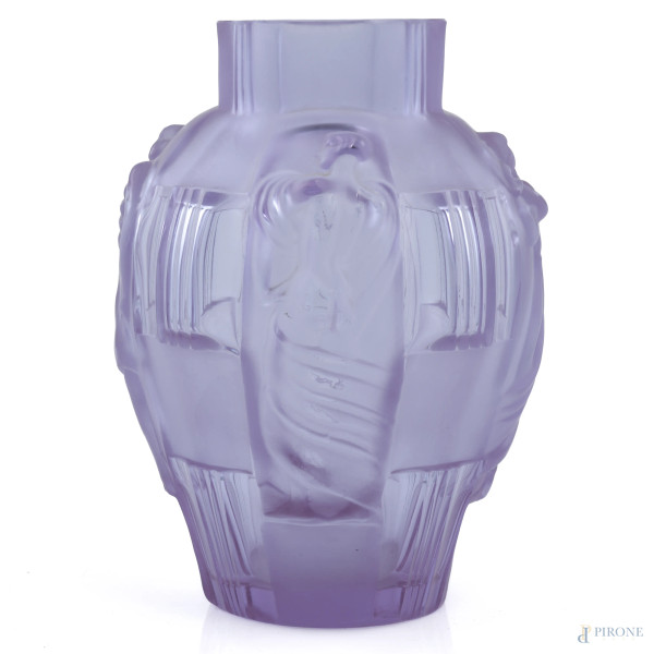Vaso in vetro satinato nei toni del lilla con figure a rilievo, XX secolo, altezza cm 24,5, (lievi graffi)