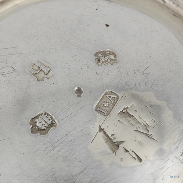 Lotto composto da due boccali e una pinza per ghiaccio in argento, XX secolo, altezza massima cm ...