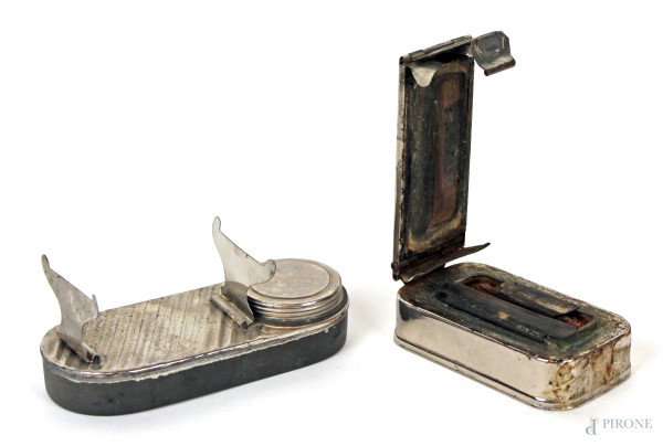 Lotto di due fornelli portatili in metallo, cm h 3,5x9,5x5,5, prima metà XX secolo, (difetti).