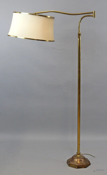 Lampada da terra in ottone, con base ottagonale e paralume in stoffa, cm h 157, anni '70