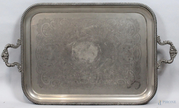 Vassoio a guantiera in metallo argentato ed inciso, poggiante su quattro piedini, cm. 78x45,5.