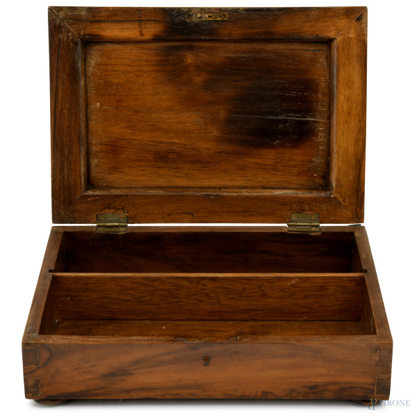 Scatola in legno con applicazioni al coperchio raffiguranti scene devozionali riferite alla Vergi...