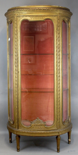 Vetrina a mezzaluna in legno intagliato e dorato, laterali ed uno sportello a vetri molati, due ripiani interni, altezza cm. 184x92x40, XX secolo.