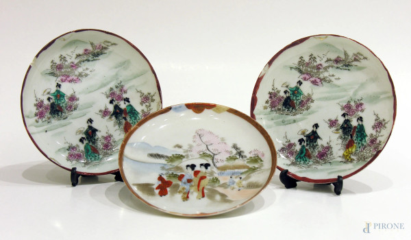 Lotto di tre antichi piattini in porcellana giapponese finemente dipinti a mano, diametro cm 14, al retro recano marchio in lacca rossa.