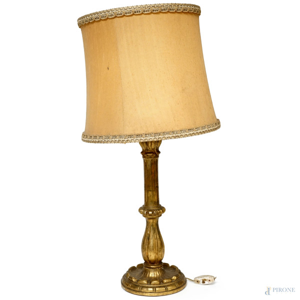 Lampada da tavolo in legno dorato e intagliato, con cappello in tessuto, XX secolo, altezza cm 63, (difetti)