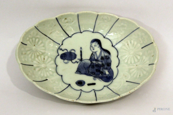 Piccola alzata di linea ovale in porcellana a decoro di figure, Cina XIX sec,h.5xdiam.18x12cm