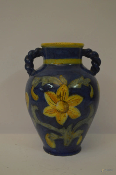 Vaso biansato in maiolica blu con decori floreali, h.24 cm.