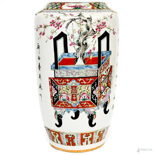 Vaso in porcellana decorata in policromia con vasi di bonsai, fiori e ideogrammi, Cina, XX secolo, altezza cm 40,5, (difetti)