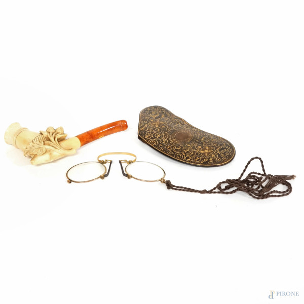 Lotto composto da una pipa in schiuma intagliata a motivi vegetali con bocchino in bachelite e pince-nez con montatura in metallo dorato e lenti non graduate corredato di astuccio in pelle con decori dorati, "F. Macola, Venezia", sec. XX, dimensione max cm 10,5x7