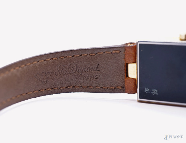 Orologio Dupont di forma rettangolare, placcato oro e lacca di Cina, serie numerica 73BA157, brac...