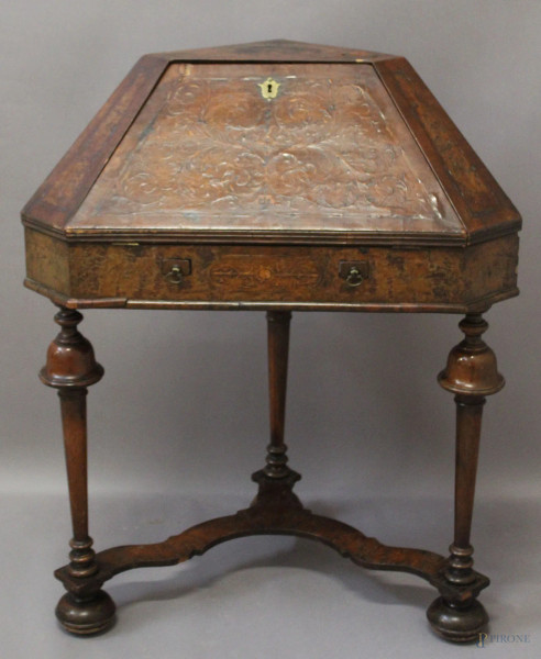 Piccolo scrittoio ad angolo in noce con intarsi a motivi floreali in bosso,piano a calatoia con cassetto e vuoti, Lombardia XVIII° sec., h 94x75x45.