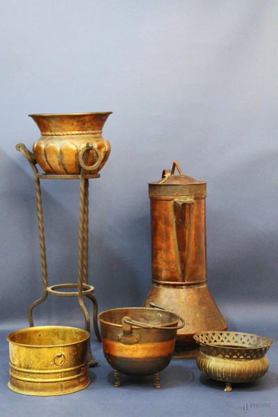 Lotto di cinque antichi oggetti in rame e ottone.