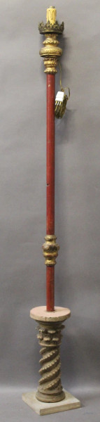 Lampada da terra in legno laccato con particolari dorati poggiante su base in terracotta tornita, XIX sec., H 175 cm.