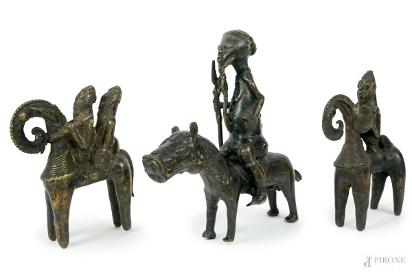 Cavalieri Benin, lotto di tre piccole sculture in bronzo, misure max cm 20x20, XX secolo.