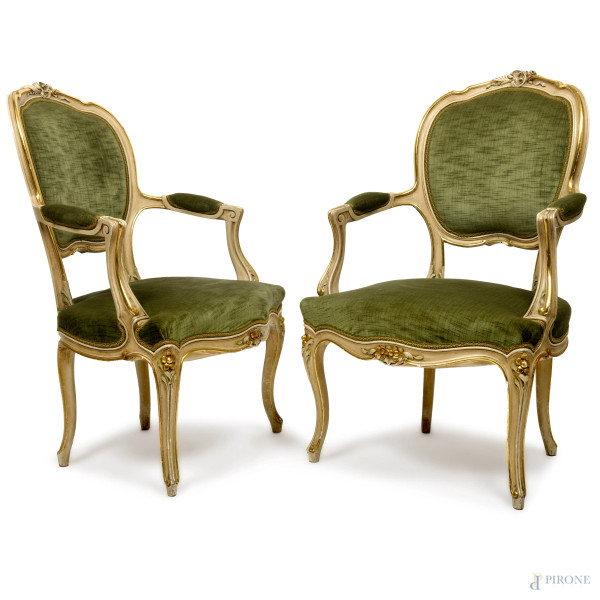 Coppia di poltroncine con struttura in legno laccato e dorato, XX secolo, cm 94x60x51, (difetti)