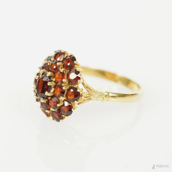 Anello in oro giallo 18 kt ornato 'a fiore' con granati, gr. 4,4