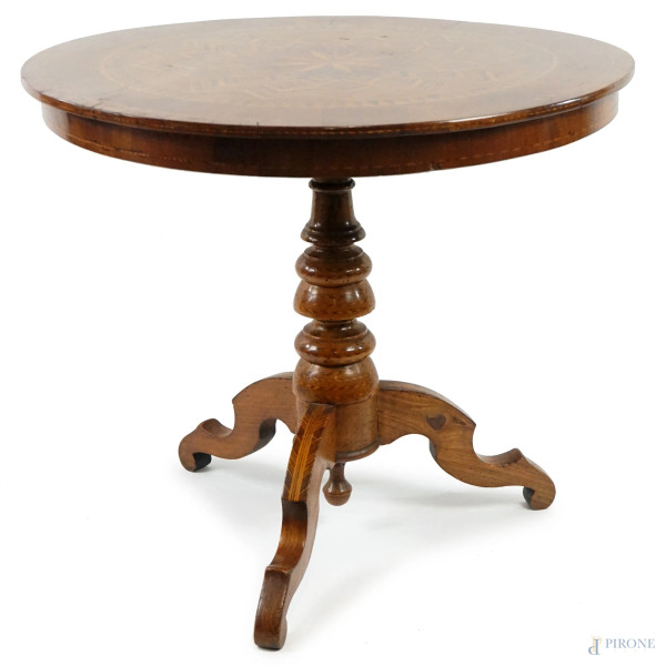 Tavolino sorrentino intarsiato in varie essenze, XIX secolo, piano circolare intarsiato a motivi geometrici, gamba a balaustro, piedi sagomati, cm 77x87,5, (lievi difetti)