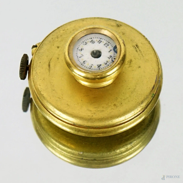 Orologio da bottone in metallo dorato con quadrante a numeri arabi, prima metà XX secolo, diam. cm 3, (segni del tempo, meccanismo da revisionare).