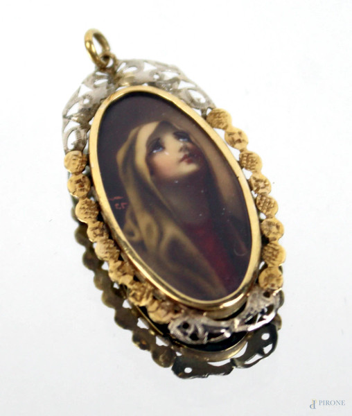 Ciondolo in oro 18 kt e argento, con inserto ovale&#160;raffigurante la Madonna, cm. 4x2,5