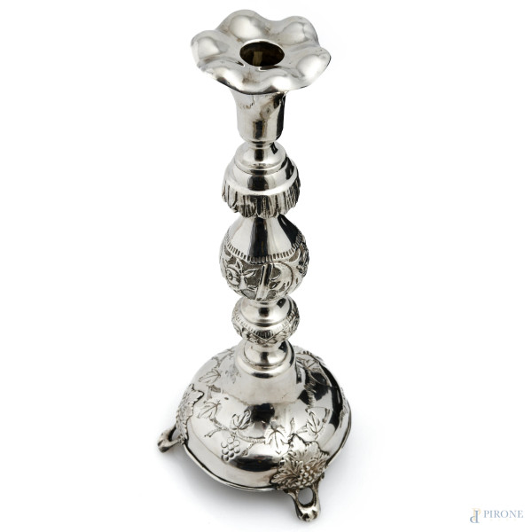 Portacandela a tre piedini decorato a cesello e sbalzo in argento, XIX-XX secolo, altezza cm 34, ...