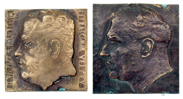 Assen Peikov, lotto di due lastre quadrate in bronzo lavorate a bassorilievo e raffiguranti profili maschili, cm 10,5x10,5, (lievi difetti).