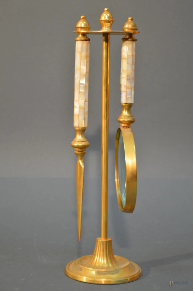 Servizio da scrivania in ottone dorato con manici in madreperla, h. 31 cm.