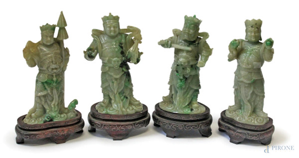 Lotto composto da quattro guerrieri in giada scolpita con basi in legno, h. max 16 cm