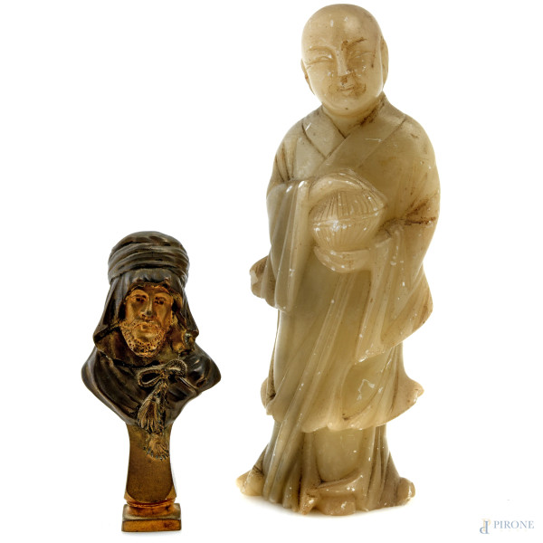 Lotto composto da scultura di dignitario orientale in pietra saponaria e un sigillo in bronzo dorato a foggia di testa di berbero, XX secolo, altezza massima cm 15, (difetti)