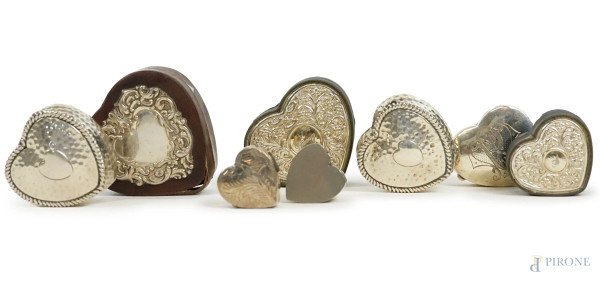 Otto scatoline a forma di cuore in argento e legno, cm 3x7x7, XX secolo, (difetti)