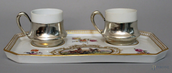 Piattino in porcellana Sevres con due tazzine in porcellana e argento, lung. 23 cm.