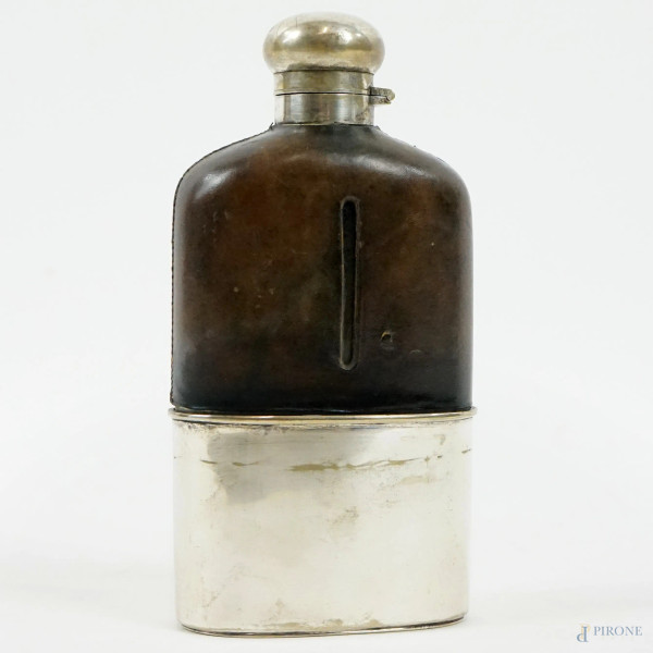 Fiasca da whiskey in metallo argentato, rivestita in cuoio, cm h 20, XX secolo, (segni del tempo).