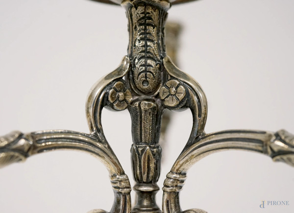 Coppia di candelabri a quattro fuochi in argento con decori a cesello, inizio XX secolo, peso gr....