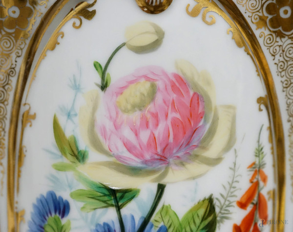 Coppia di vasi Luigi Filippo di forma mossa, smaltati e decorati nei toni del bianco, oro, blu e ...