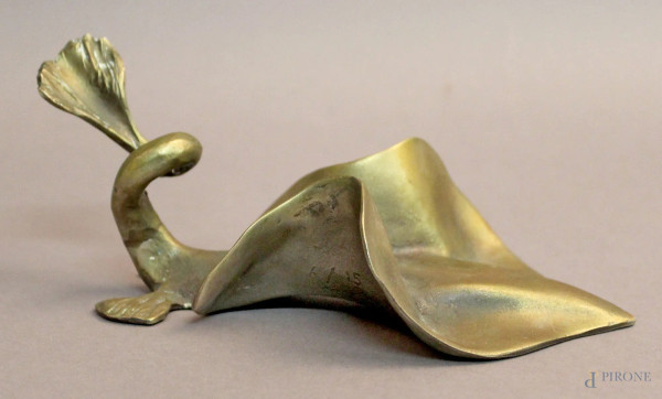 Scultura in bronzo raffigurante pesce torpedo, siglata M.90, cm 8 x 17.