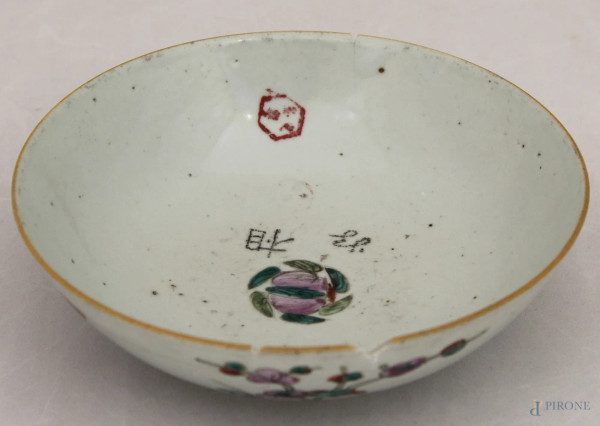 Ciotola in porcellana chiara a decoro di fiori, Cina, XX sec., H 7 cm, diametro 18 cm, sbeccature.