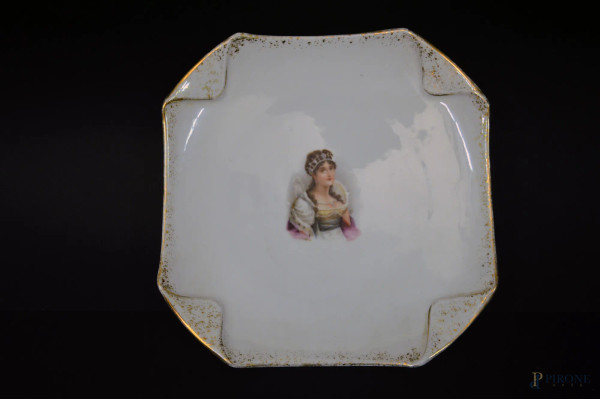 Piatto in porcellana con medaglione centrale a soggetto di Maria Antonietta, diam. 22 cm.