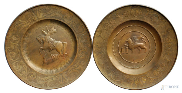 Lotto composto da due piatti in rame raffiguranti S.Giorgio ed il leone di S.Marco, XX sec., diametro 45 cm.