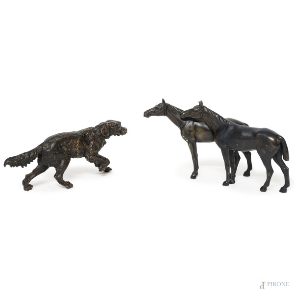 Lotto composto da due sculture rappresentanti una coppia di cavalli in metallo brunito e un cane da caccia in bronzo, altezza max cm 13