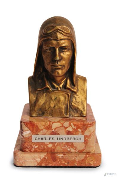 Charles Lindbergh, busto in bronzo con base in marmo, firmato N. Tregor, H 16 cm.