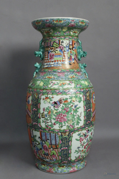 Vaso in porcellana policroma a tutto decoro di paesaggi con figure, Cina, H 52 cm.