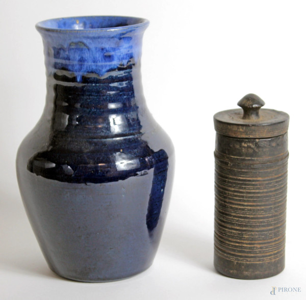 Lotto di un vaso in maiolica smaltata nei toni del blu ed un recipiente cilindrico in legno con coperchio, manifattura orientale, XX secolo, altezza max 21,5 cm.