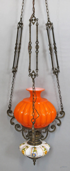 Lampadario in bronzo e maiolica con globo in opalina arancione, altezza 105 cm.