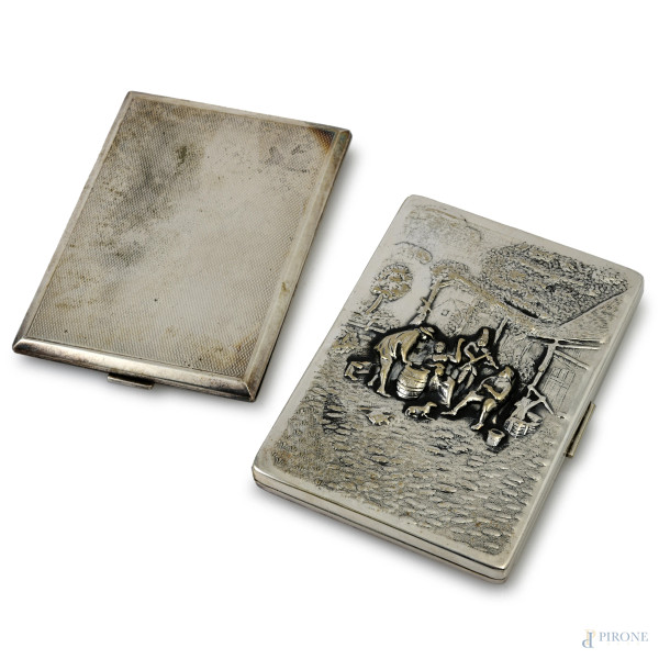 Lotto di un portasigarette in argento 800/000 e uno in metallo argentato, XX secolo, misure massime cm 10,5x8, peso argento gr 100