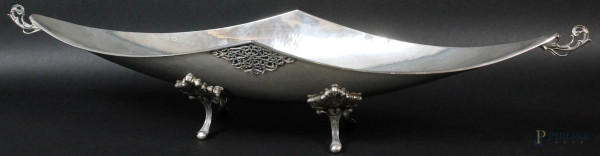 Centrotavola a navicella in argento a due manici, poggiante su quattro piedini, altezza cm 10,5x53,5x15, gr. 600