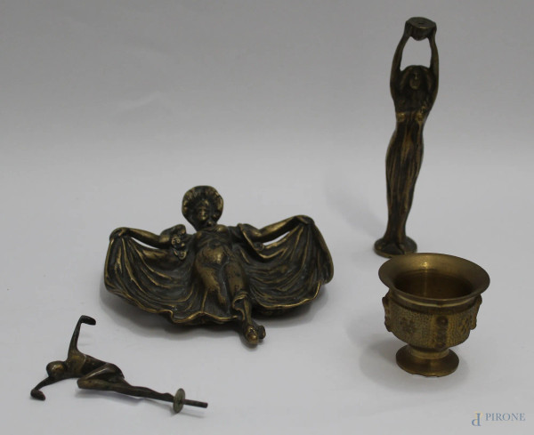 Lotto di quattro oggetti diversi in bronzo, h. massima 17 cm.