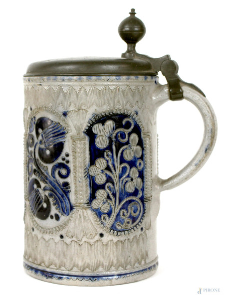 Antico tankard in ceramica e peltro, decori bianchi e blu a motivi floreali e vegatali, altezza cm 25, iscrizioni e bollo sul coperchio