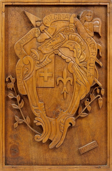 Stemma dell'Accademia Fulginia in legno scolpito, XX secolo, cm 65x43