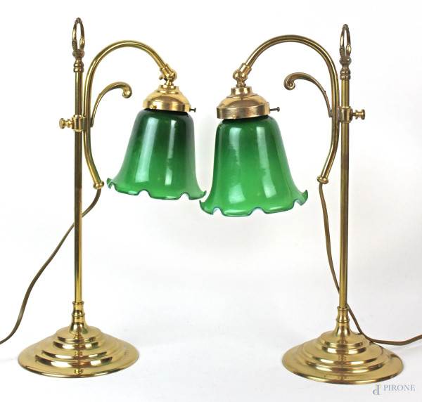 Coppia di lampade da tavolo in ottone con paralumi in vetro verde, cm h 42, XX secolo, (meccanismi da revisionare).