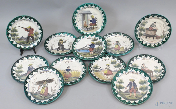 Dodici piatti in maiolica dipinta in policromia raffiguranti i mesi dell'anno, diam. cm 24, XX secolo, (lievi sbeccature).